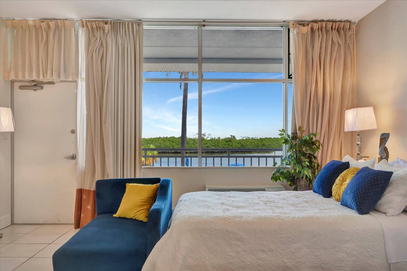 Apartamento entero, Watch the dolphins  Large balcony Suite and heated pool in Tampa Bay