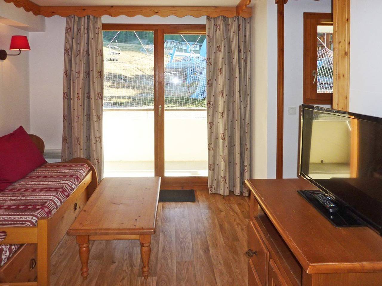 Entire apartment, Les Orres 1800: apt for 6, heated pool, sauna, ski-in/ski-out in Les Orres, Écrins National Park