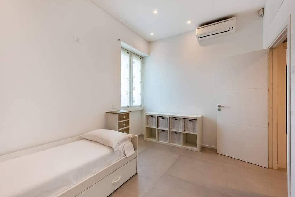 Entire apartment, Wonderful Penthouse with terrace a few steps from the Duomo in Milan, Milan Province