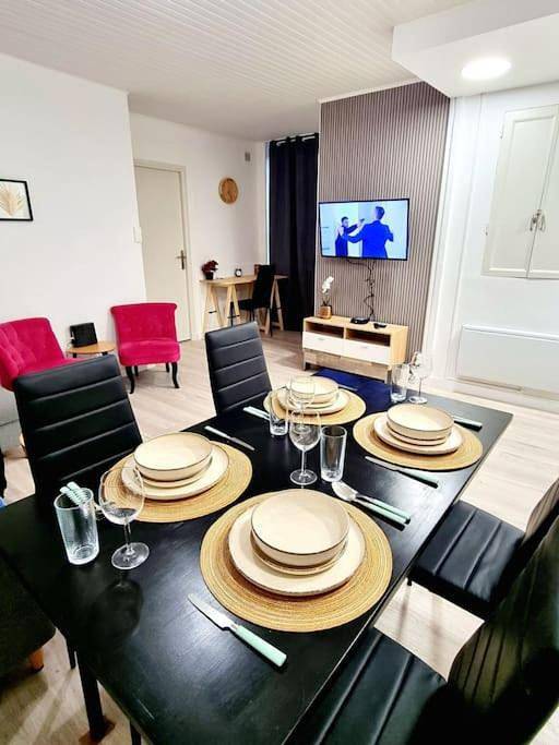 Appartement entier, One-Bedroom Apartment in Rive-de-Gier, Parc Naturel Régional du Pilat