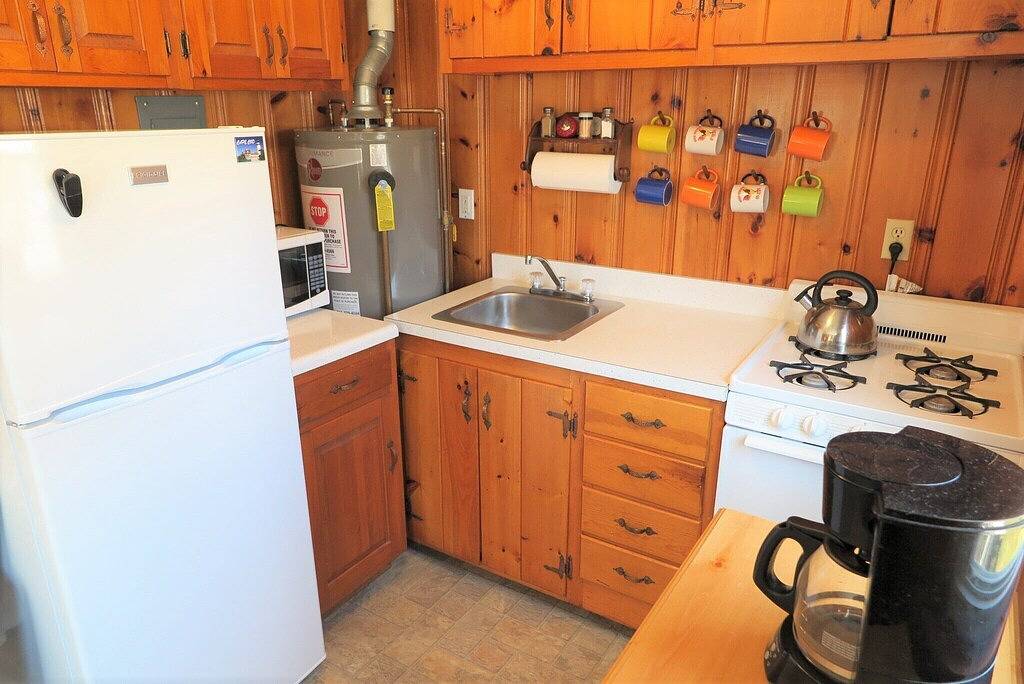 Ganze Wohnung, Cape Cod Beach Cottage-2 bdrm, 1 bath, full kitchen and two minute walk to beach in Dennis Port, Dennis