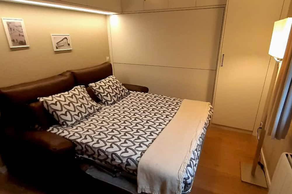 Entire apartment, El Refugio de Enveitg in Enveitg, Prades region