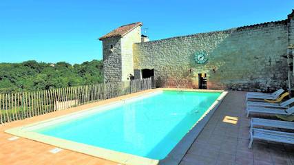 Gîte pour 10 personnes, avec terrasse ainsi que jardin et piscine à Bon-Encontre