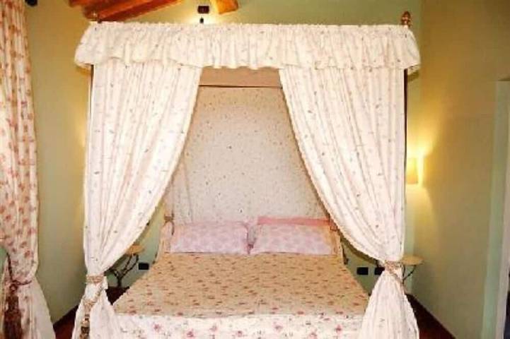 Elegante villa a pochi chilometri da Lucca  in zona panoramica con grande giardino e piscina privata in Capannori, Provincia di Lucca