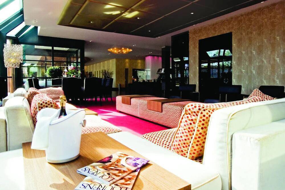 Relaxing Stay with On-site Restaurant, Pool, Free Parking, & Peaceful Atmosphere in Zeist, Bestuur Regio Utrecht