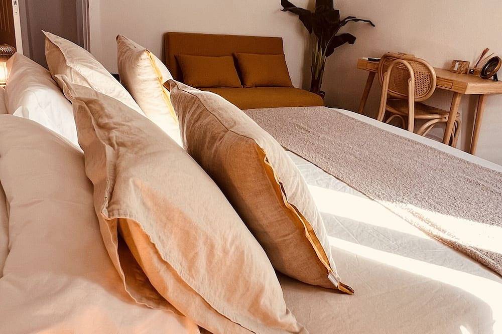 Villa 'Valeria, Casa Cueva 1748' with Private Terrace, Wi-Fi and Air Conditioning in Requena, Valencia Province