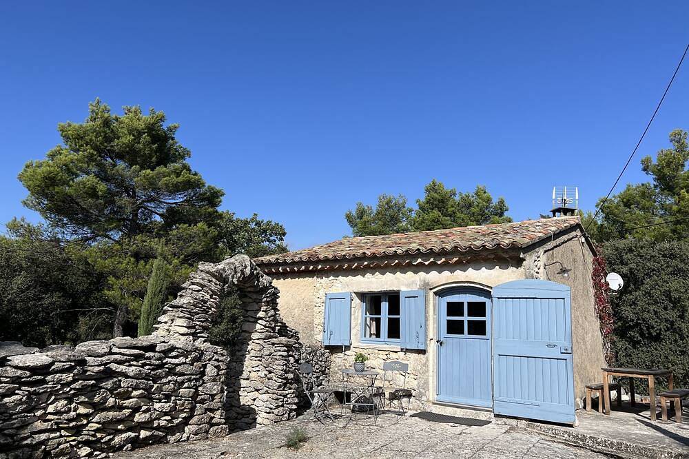 Charming, authentic cabanon all to yourself on almost 7000 m2 of land in Lacoste, Parc naturel régional du Luberon