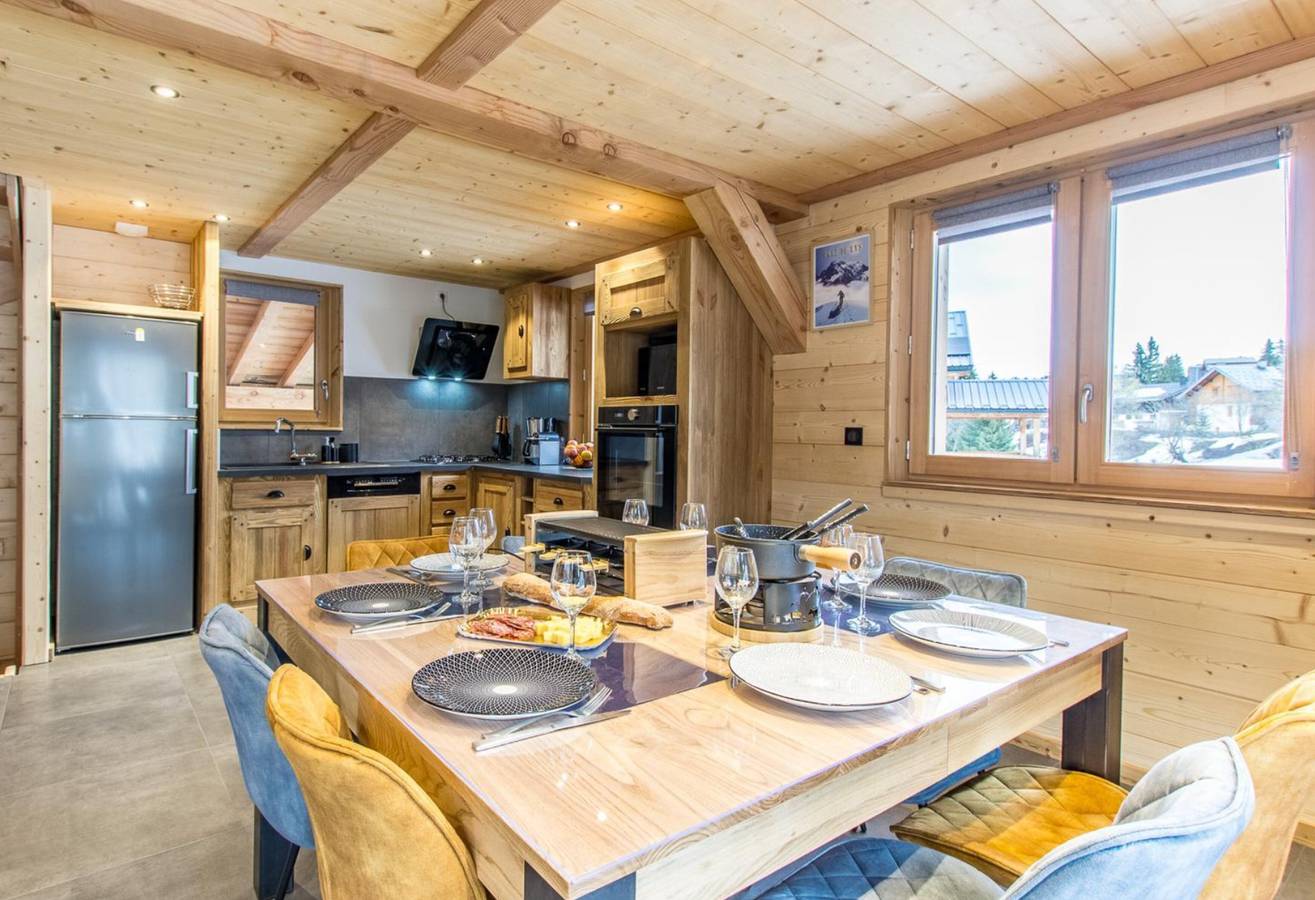 Chalet "Mazot Savoyard" avec vue sur les montagnes, terrasse privée et Wi-Fi in Le Praz de Lys, Taninges