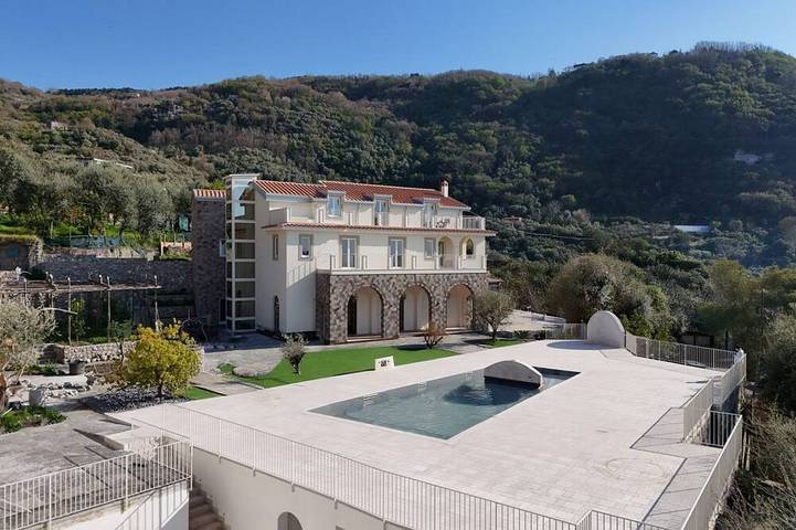 Holiday rental for 14 people, with pool and garden as well as balcony in Sorrento