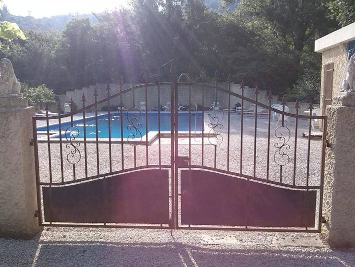 Gîte pour 3 personnes, avec Terrasse ainsi que Jardin et Piscine à Tourves