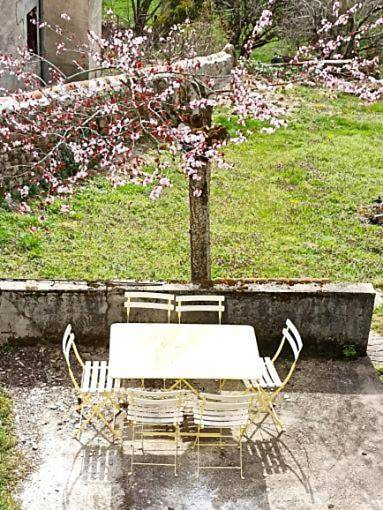 Chambre indépendante - style studio - avec jardin à la campagne in Junhac, Région d'Aurillac