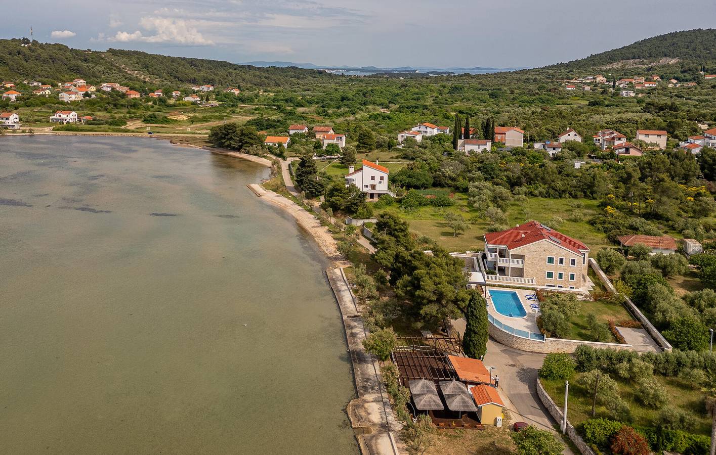 Ganze Ferienwohnung, Apartment am Meer mit Terrasse, WLAN und Parkplatz in der Nähe von Pasman in Pasman Stadt, Pasman