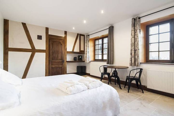 Location de vacances pour 10 personnes, avec terrasse ainsi que jardin et jacuzzi dans Éguilly - 4