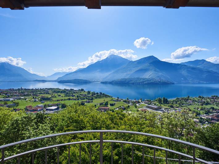 Ferienhaus für 6 Personen, mit Balkon und Terrasse sowie Garten und Seeblick in Dongo