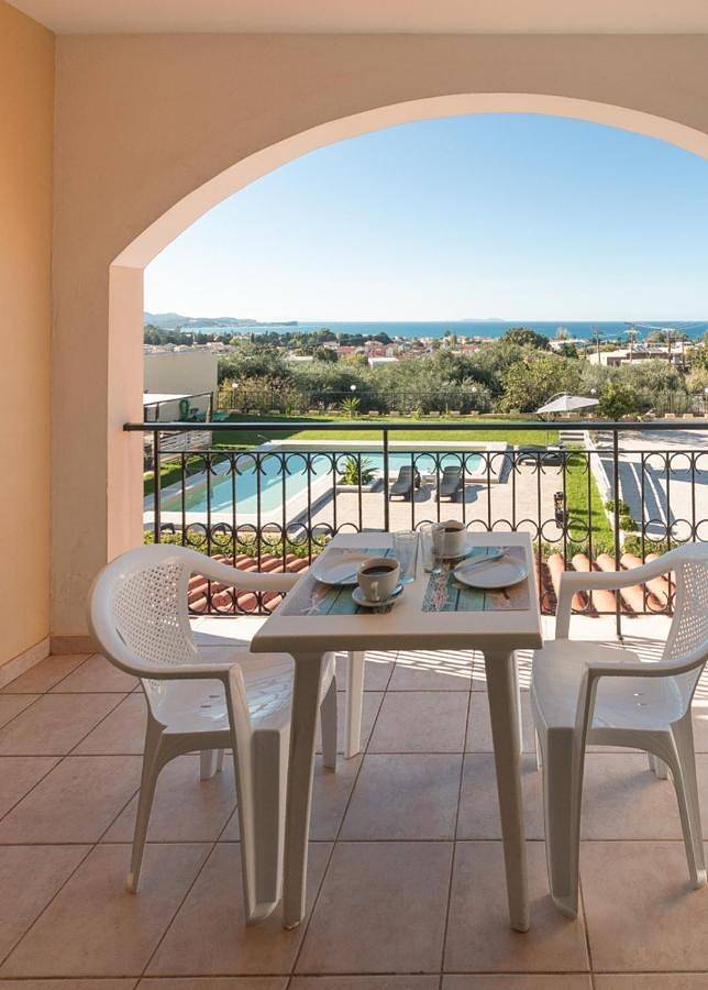 Appart’hôtel pour 2 personnes, avec Balcon et Terrasse ainsi que Jardin et Piscine