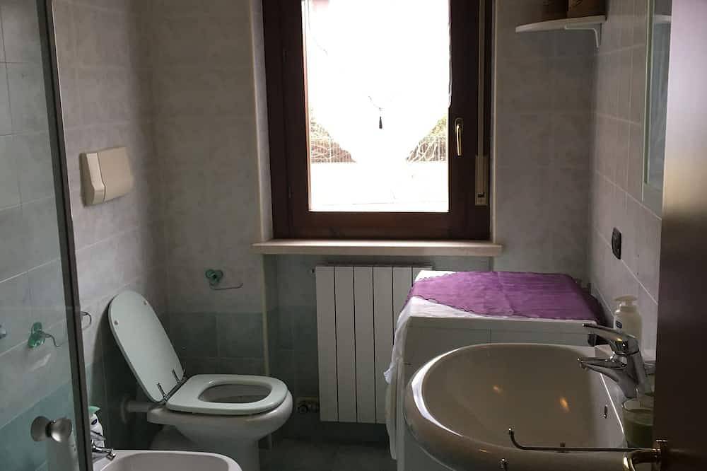 Entire apartment, Gemma - apartment holiday home in Desenzano del Garda, Garda Mountains