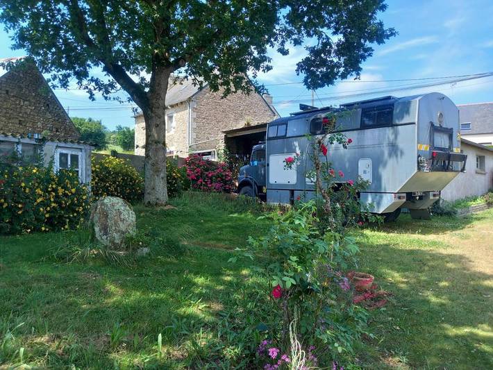 Location de vacances pour 3 personnes, avec vue et jardin à Hénon