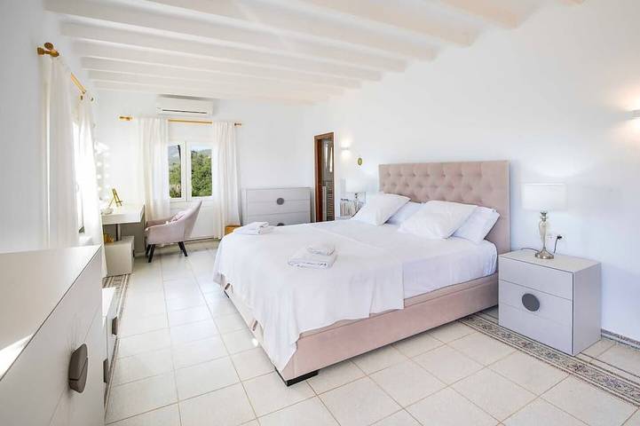 Villa Avec Vue Sur Mer, Acces Direct A La Mer, Piscine, Situation Exceptionnelle in Port d'Andratx, Andratx