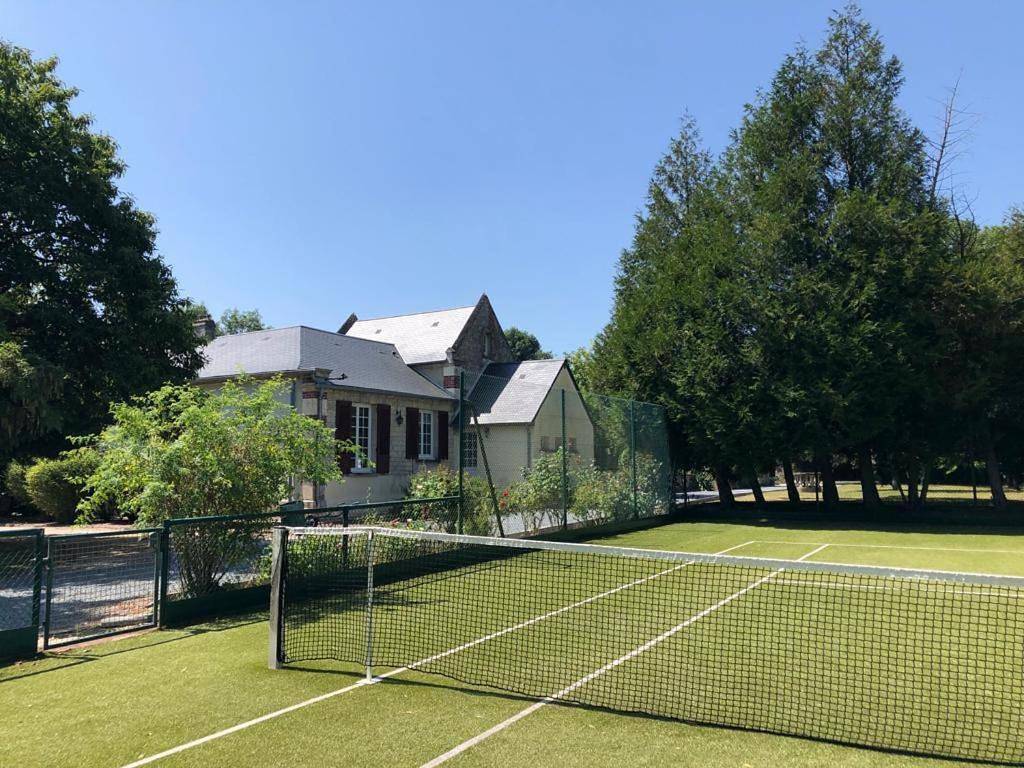 Petit manoir av court de tennis in Amayé-sur-Orne, Région de Caen
