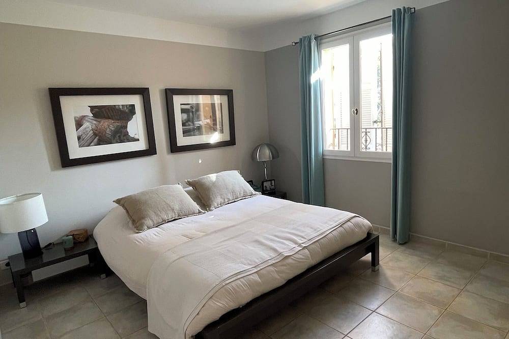 Provencal country house in a pine forest Family comfort. in Rognac, Istres region