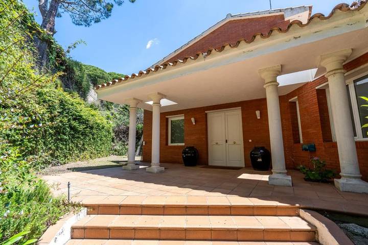 Location de vacances pour 8 personnes, avec piscine et vue ainsi que terrasse et jardin, animaux acceptés à Cabrils - 3