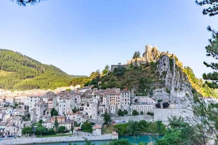 Location de vacances pour 4 personnes, avec piscine ainsi que terrasse et sauna, animaux acceptés à Sisteron
