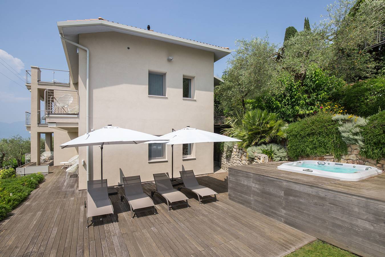Villa Claudia with private Pool in Torri del Benaco, Prealpi Gardesane
