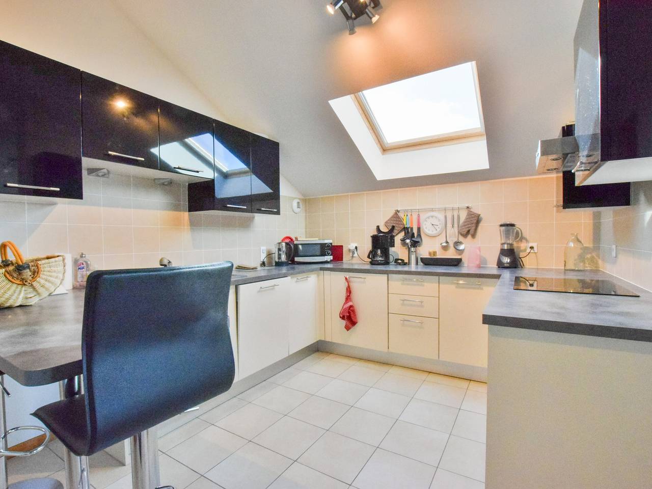 Entire apartment, Spacious apartment near slopes with balcony and parking in Thollon-les-Mémises, Thonon-les-Bains region