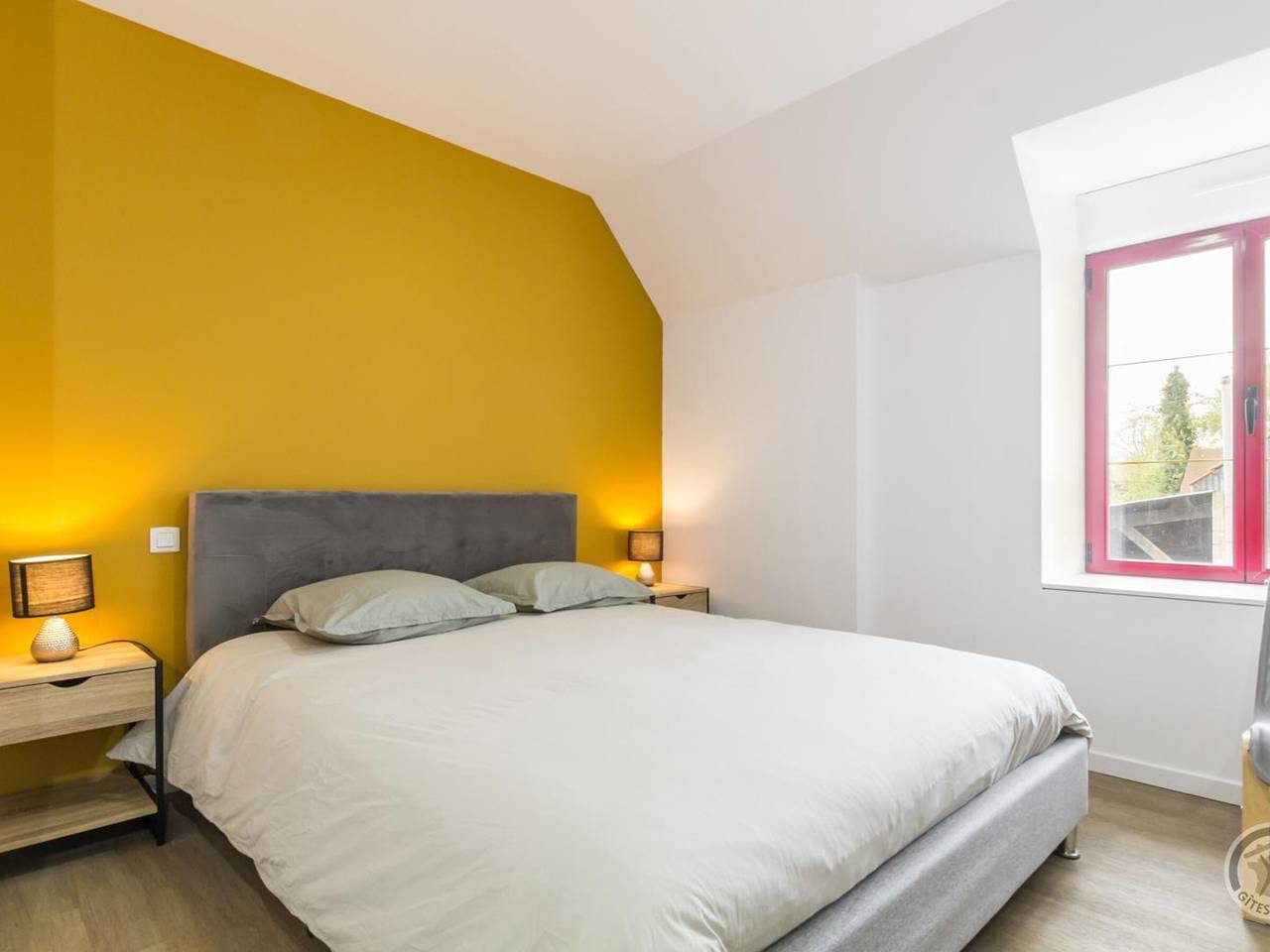 Spacious 5-bedroom countryside house, pet-friendly, parking, internet included, near Mont St-Michel in Saint-Laurent-de-Terregatte, Avranches region