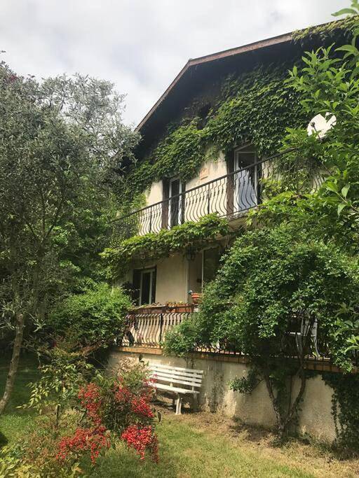 Location de vacances pour 6 personnes, avec vue et jardin à Balaguères