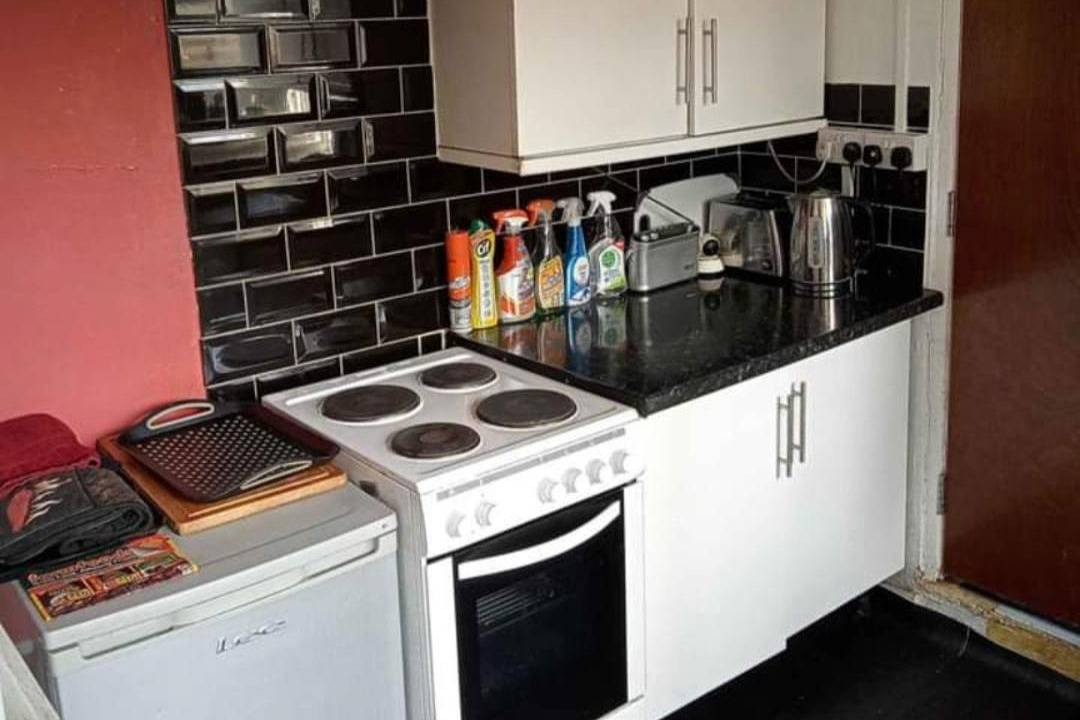 House Sleeps 2 with Parking and Patio in Hounslow, London