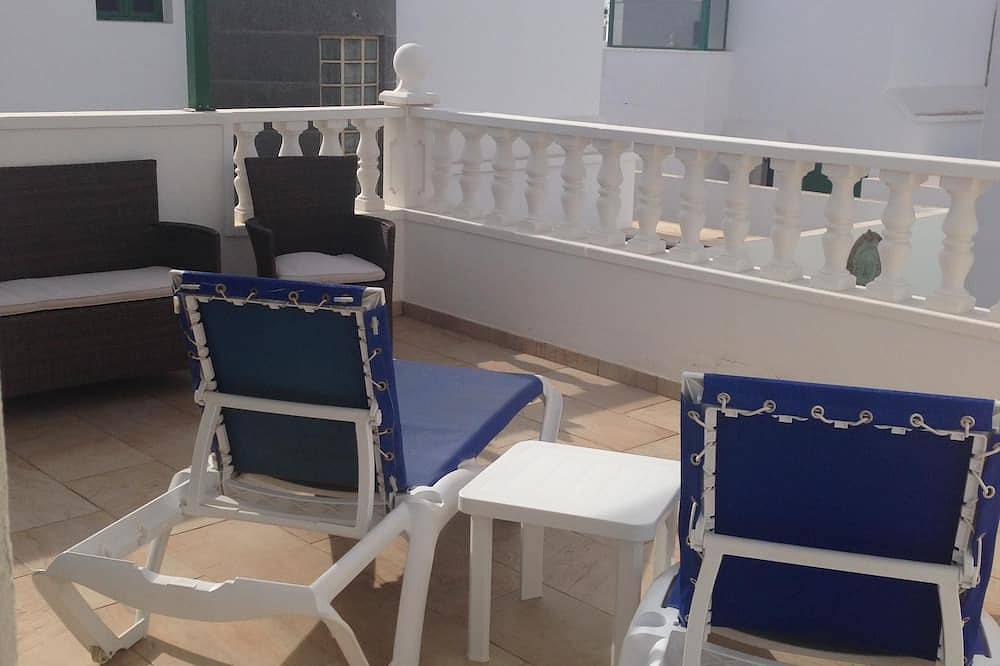 Villa Blue skies 2, villa con piscina privada, a 10 minutos a pie de la playa / avenida principal in Puerto del Carmen, Tías