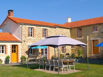 Gîte pour 10 personnes, avec terrasse ainsi que piscine et jardin à Sainte-Cécile (Vendée)