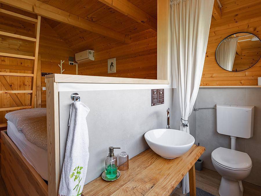 Glamping Kolpa Resort - Chalet 4 personen - Wooden house His, 22m² - Private Toilette, Sink & Outdoor Tub in Möttling, Slowenien