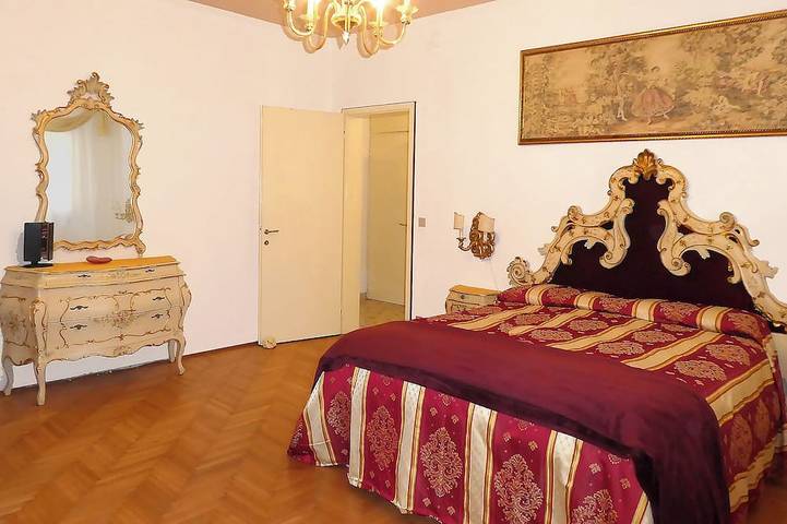 Apartamento entero, Apartamento 'Palazzo Rossi' 1A en el casco antiguo con balcón, aparcamiento gratuito y Wifi in Treviso, Provincia de Treviso