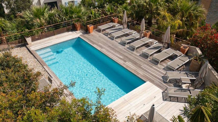 Appart’hôtel pour 2 personnes, avec piscine ainsi que jardin et vue