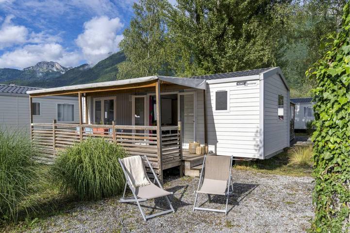 Camping pour 4 personnes, avec jardin ainsi que terrasse et piscine, animaux acceptés dans Bauges