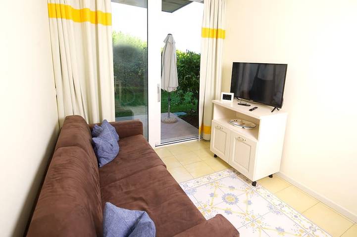 Ganze Wohnung, Residence Limoni del Rustichel: Apartment N.6 with lake view, underground parking and pool. in Maclino, Toscolano-Maderno