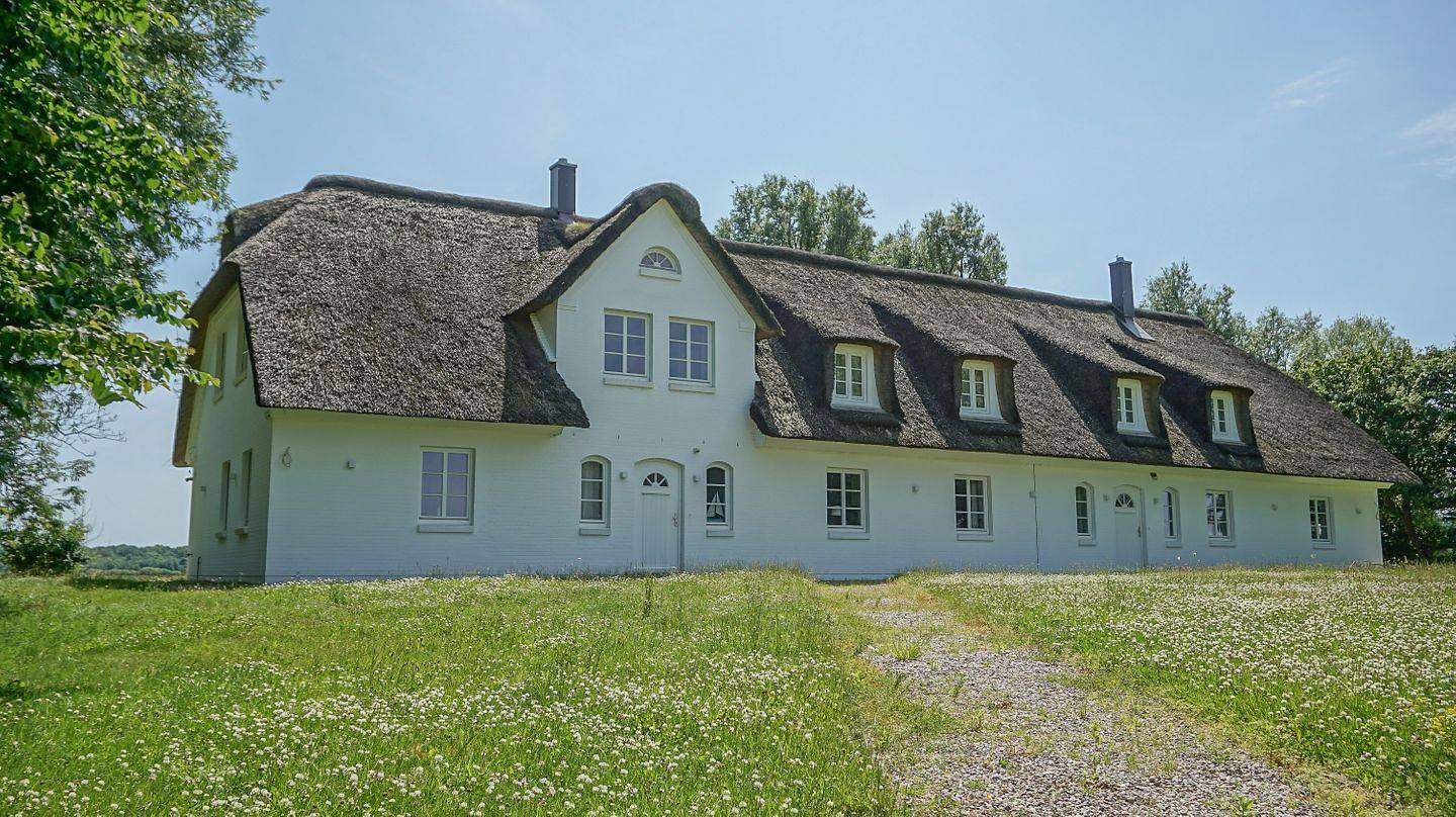 Dünenwarft West: Ferienhaus mit Sauna & Whirlpool für 14 Personen in Tönning, Halbinsel Eiderstedt