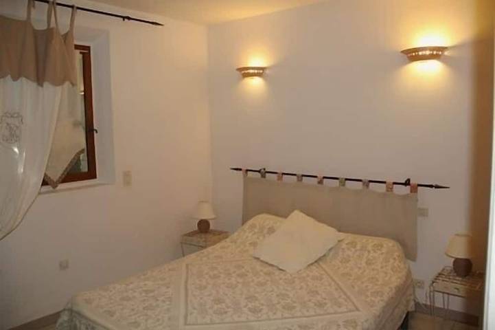 Location de vacances pour 8 personnes, avec Terrasse ainsi que Jardin et Piscine à Lagnes - 2