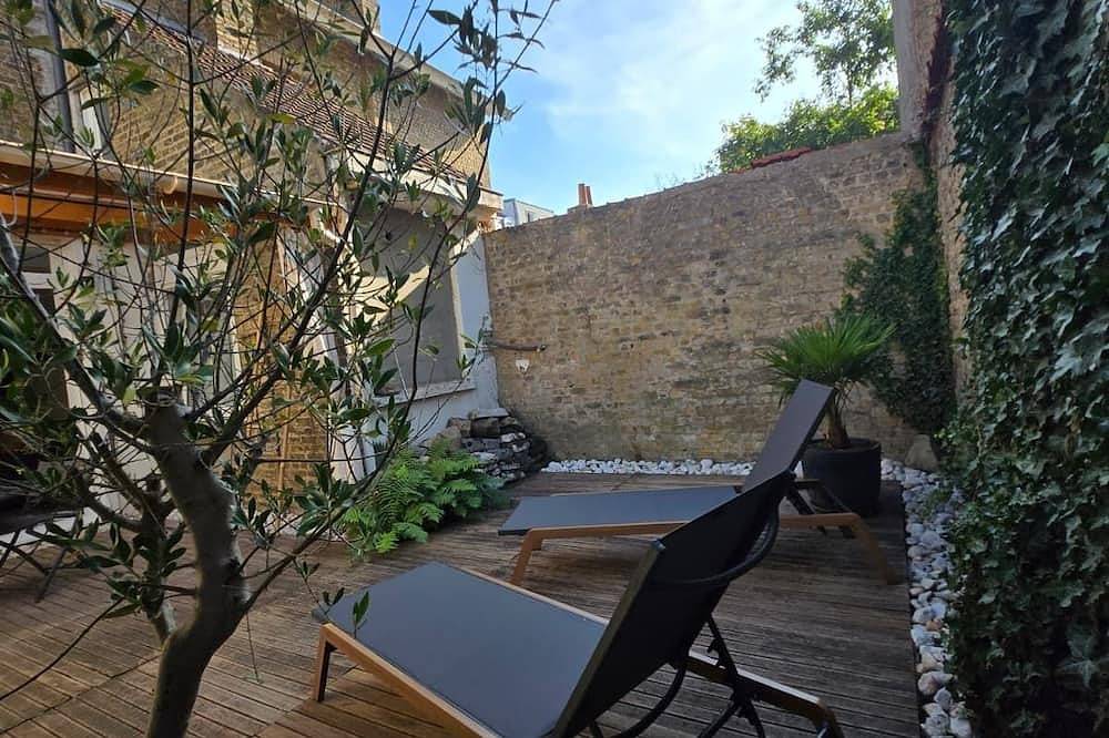 Ganze Wohnung, Studio with a Sunny Terrace - Malo-les-Bains Beach, a 1-minute walk away in Plage de Malo-les-Bains, Dünkirchen