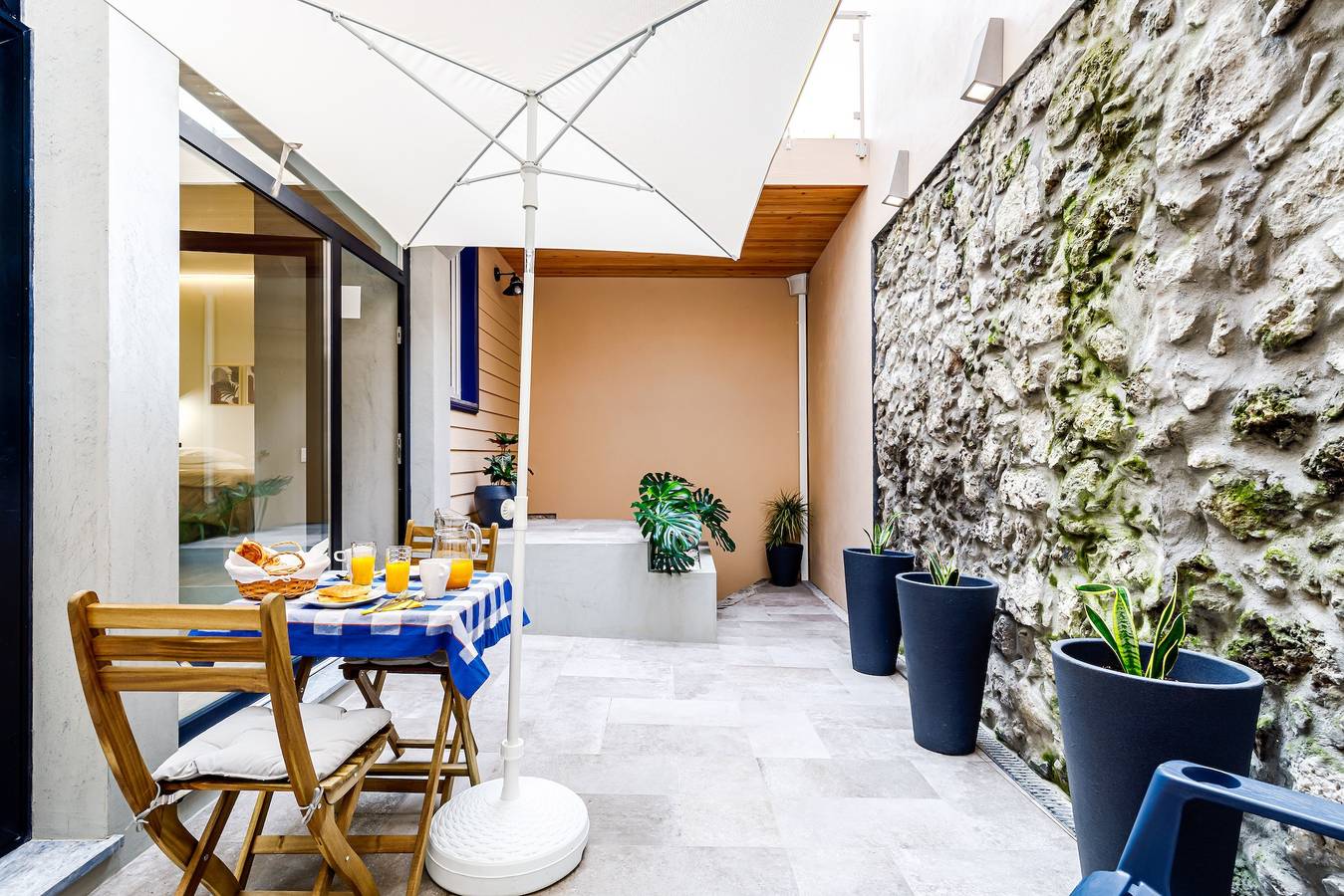 Geheel appartement, Appartement 'Ladomar Avenida' met privéterras, privétuin en wifi in Horta, Faial