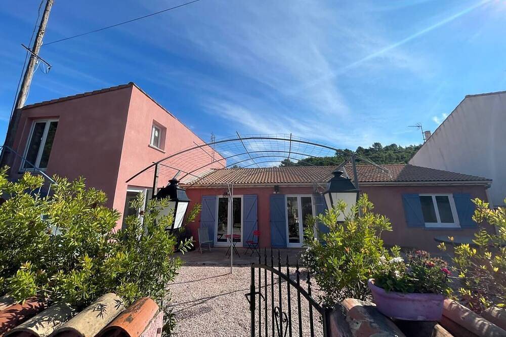 Charming property surrounded by vineyards near St Chinian in Pierrerue, Mittelmeerküste (Frankreich)
