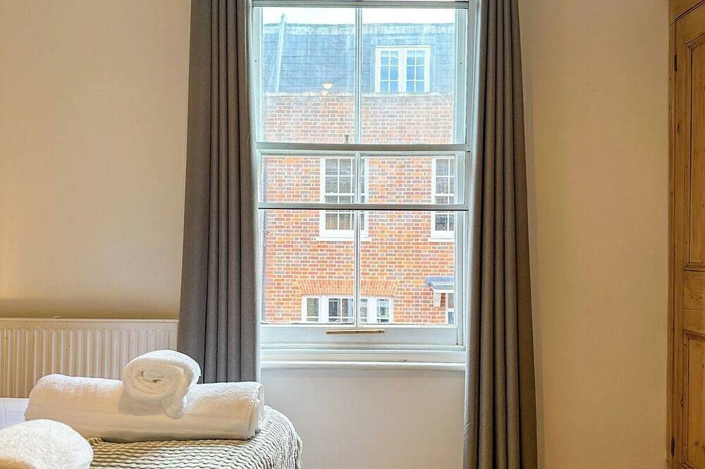 New | Cosy & Stylish City Centre Home | Sleeps 6 in Kent