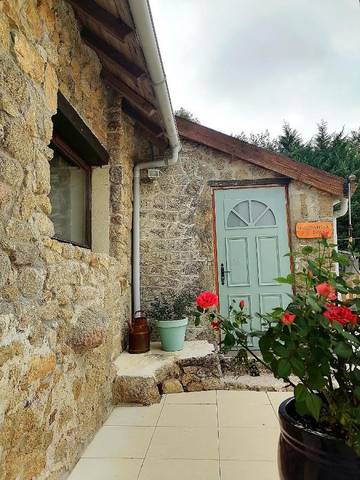 Location de vacances pour 2 personnes, avec piscine et jardin ainsi que terrasse et sauna à Saint-Saud-Lacoussière