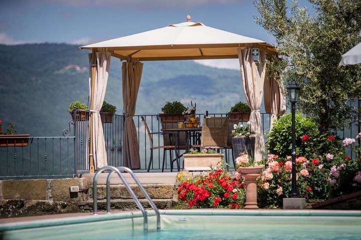 Agriturismo per 8 persone, con giardino e piscina nonché panorama, con animali domestici a Castiglion Fiorentino