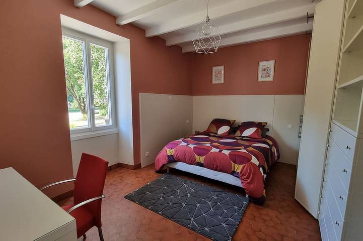 Gîte pour 9 personnes, avec terrasse et jardin dans Aigondigné - 2