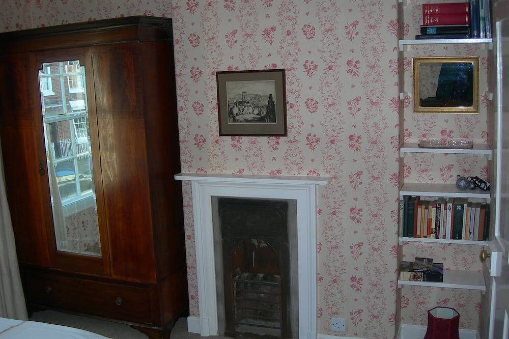 Garden Cottage is a listed, small town house on one of the loveliest streets. in Bridgnorth, Shropshire