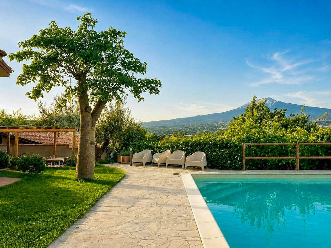 Villa con piscina privata e vista Etna in Motta Sant'Anastasia, Catania e dintorni