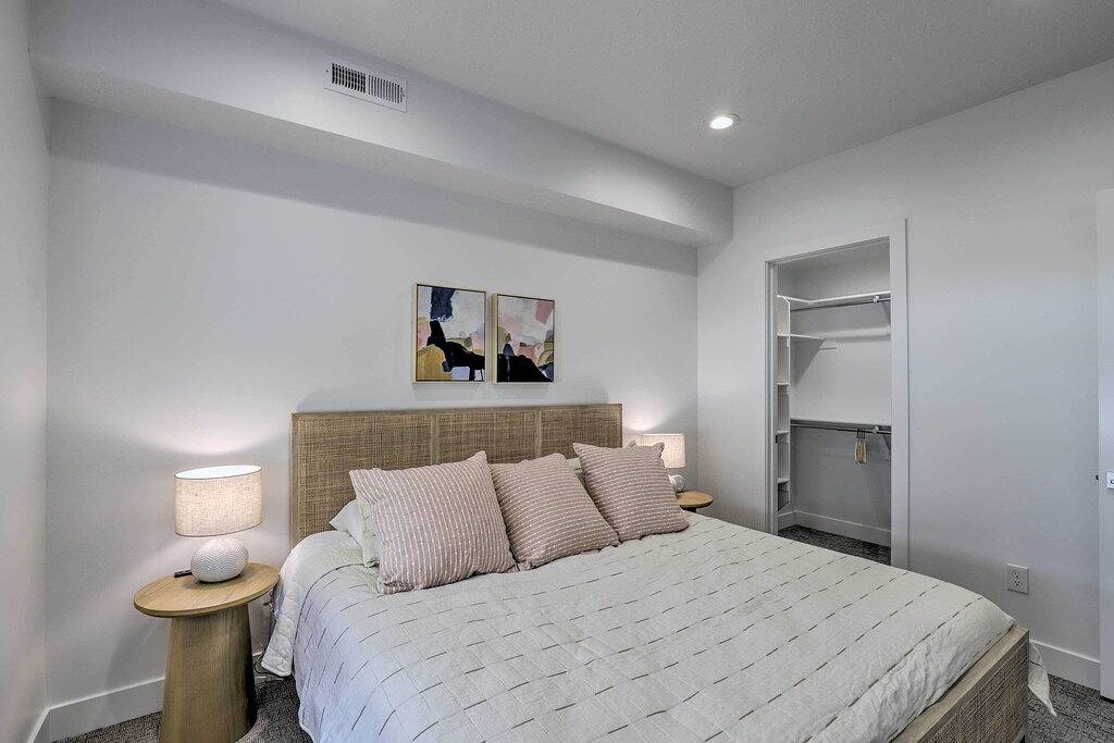 Chic & Sunny Provo Townhome w/ Rooftop Deck! in Provo, Utah Lake